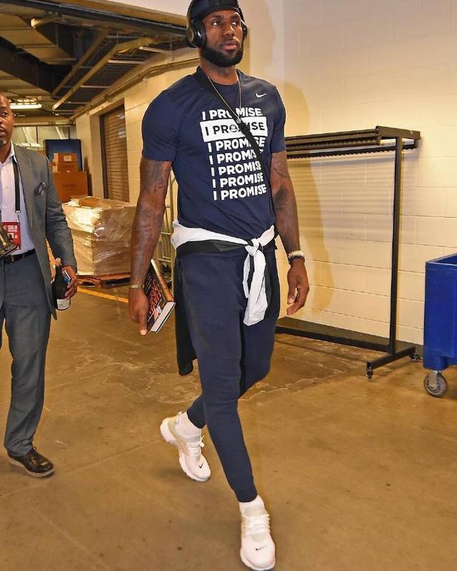 德佬：那不勒斯比去年更强；我喜欢意大利诺这样的教练（德佬：如今的那不勒斯更强，我欣赏意大利诺风格的主帅）