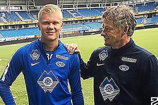 穆斯卡特获赠定制竹刻画像，印有本人形象和冠军奖杯