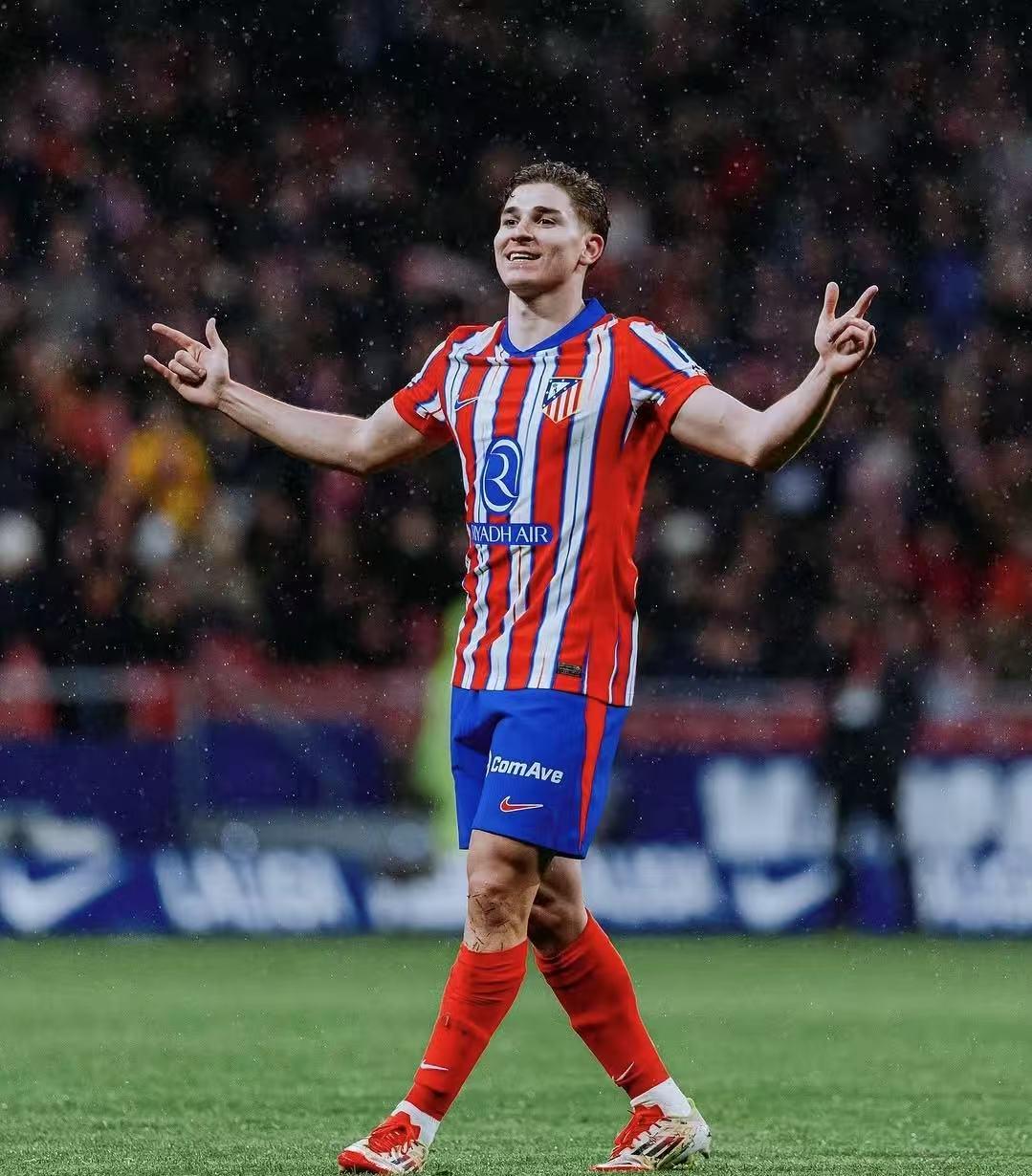 谭龙效力亚泰8年陪球队降级又冲超，如今再次跟随球队降级（谭龙八年亚泰生涯，历经降级与冲超，如今再度随队降级）