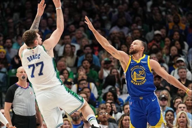 CBA俱乐部杯，山东男篮半场55-50领先青岛男篮，山东队半场打出12人轮换（CBA俱乐部杯：山东男篮半场55-50暂领先青岛，祭出12人轮换）