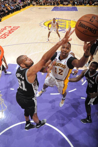 杨瀚森下半场防守端和篮板球卡位意识都有提升 期待更好表现！（下半场杨瀚森防守与篮板卡位意识明显提升，期待更出色发挥！）