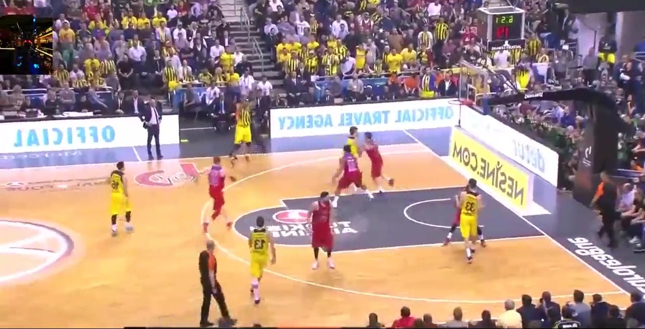 无敌了！39岁的胡尔克远距离任意球重炮破门！（宝刀未老！39岁胡尔克超远任意球重炮轰破球门）